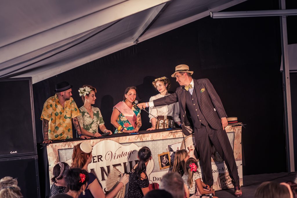 Miss Vintage Flaneur Wahl 2019 Moderator befragt die Jury