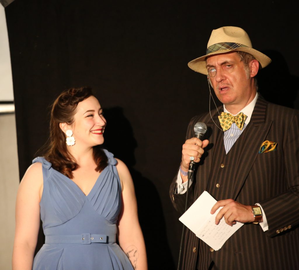 Miss Vintage Flaneur Wahl 2019 Moderator Bert Callenbach mit Lilly Leòn