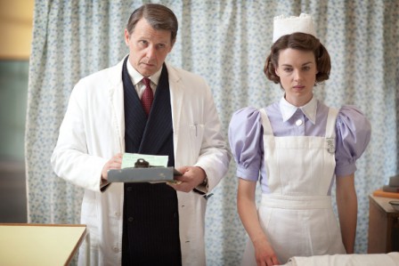 Jenny Lee (Jessica Raine, r.) muss im London Hospital mit dem arroganten Chirurgen Aubrey Tracey (Anthony Calf, r.) zusammenarbeiten. Copyright: ZDF/Laurence Cendrowicz