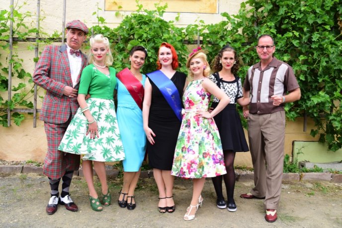 Abschlussfoto mit der Jury und der neuen Miss sowie Moderator Bert