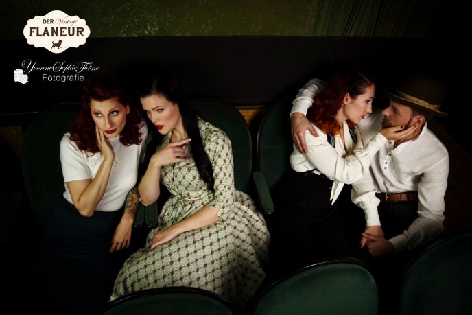 zwei Päärchen in Vintage Mode sitzen im Kino