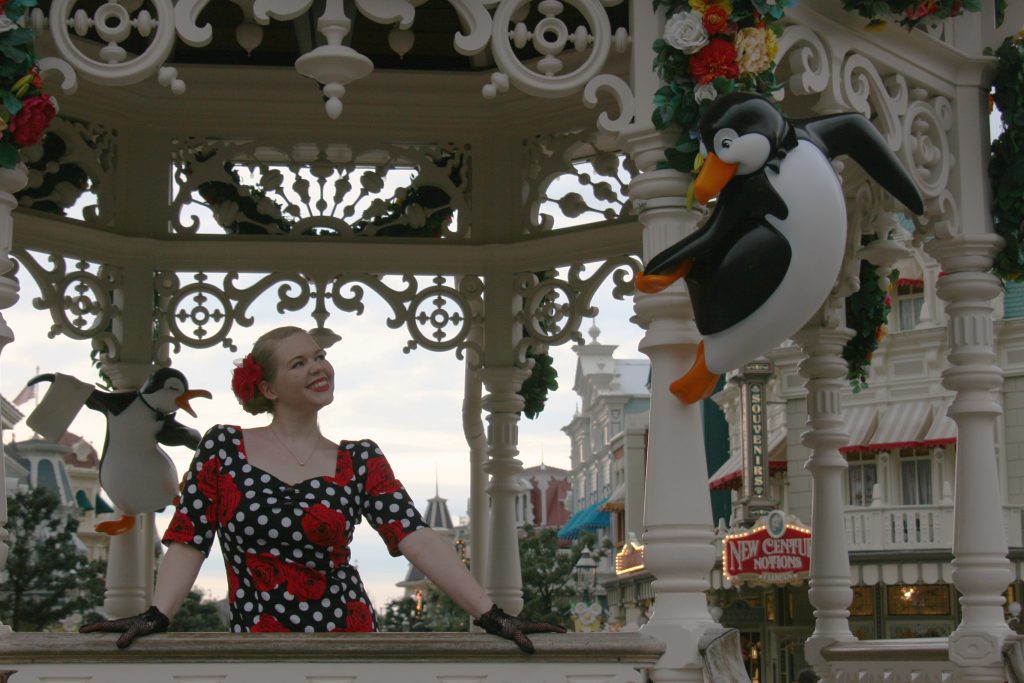 Frau beim Dapper day auf Balkon