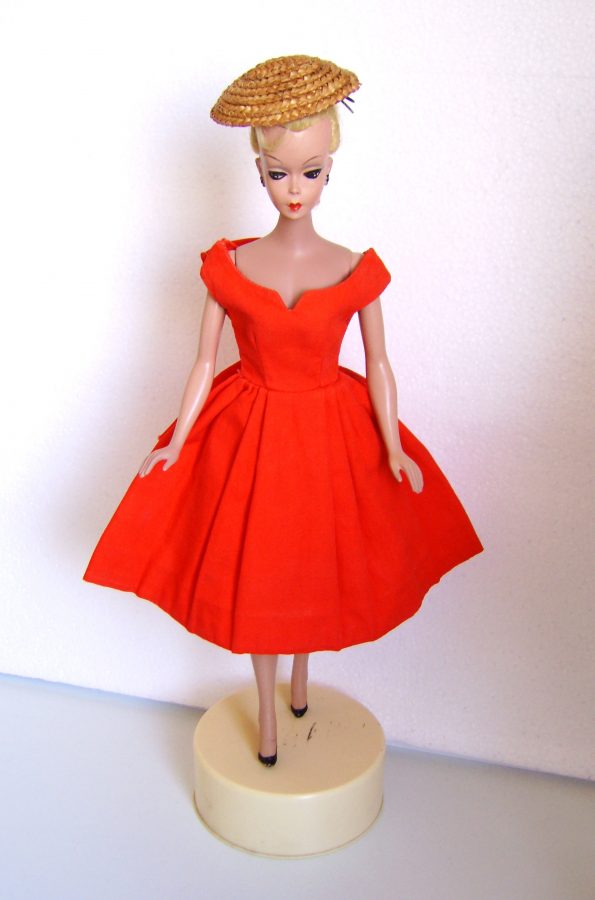 Vintage Puppe im roten Kleid und Hut