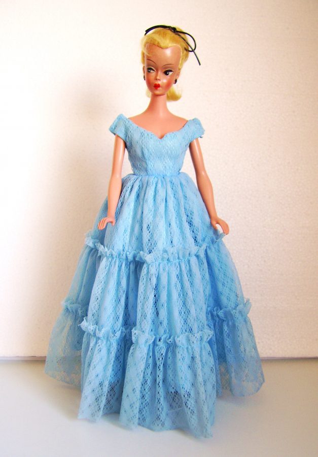 Vintage Puppe im Abendkleid