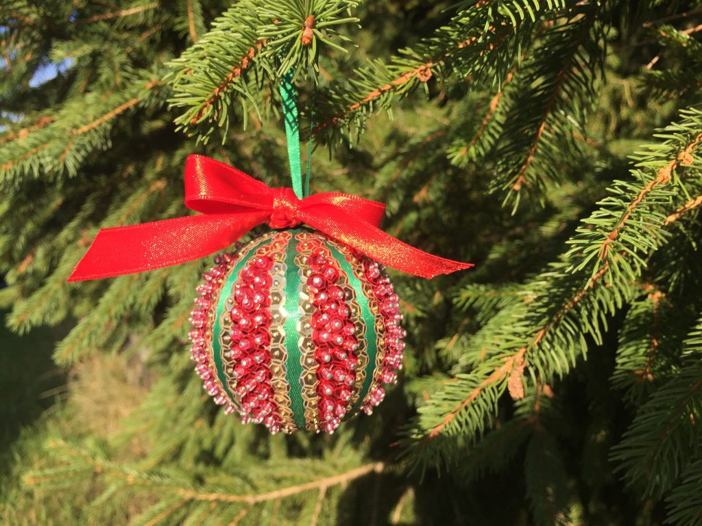 DIY Vintage Weihnachtskugel: Verzierung mit Perlen und Band