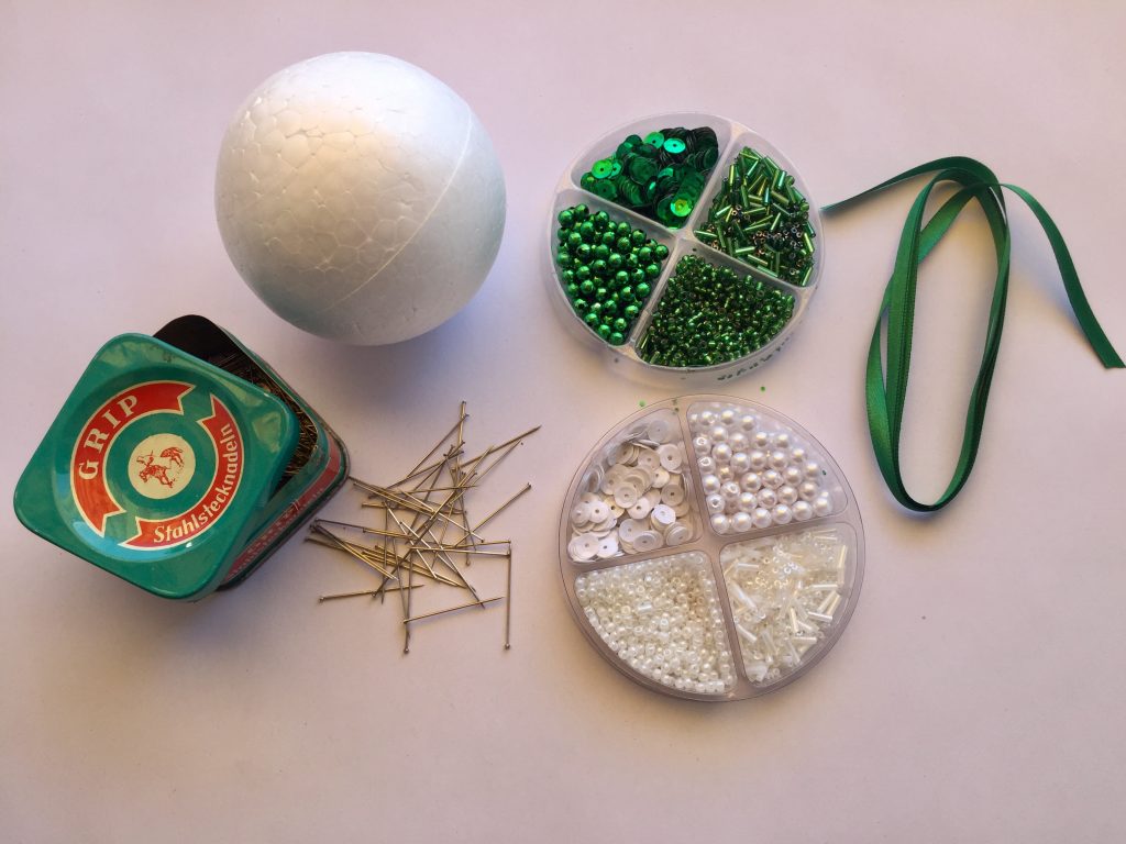 Materialien für ein DIY für Vintage Weihnachtskugeln