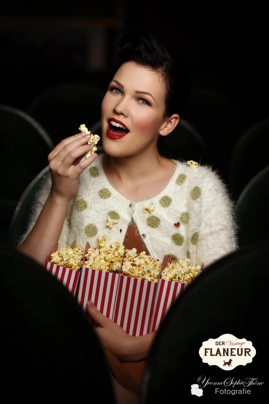 Frau im Vintagelook isst Popcorn