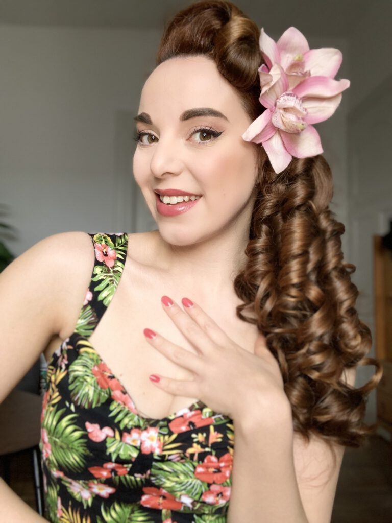 Frau im Vintage Tiki Look