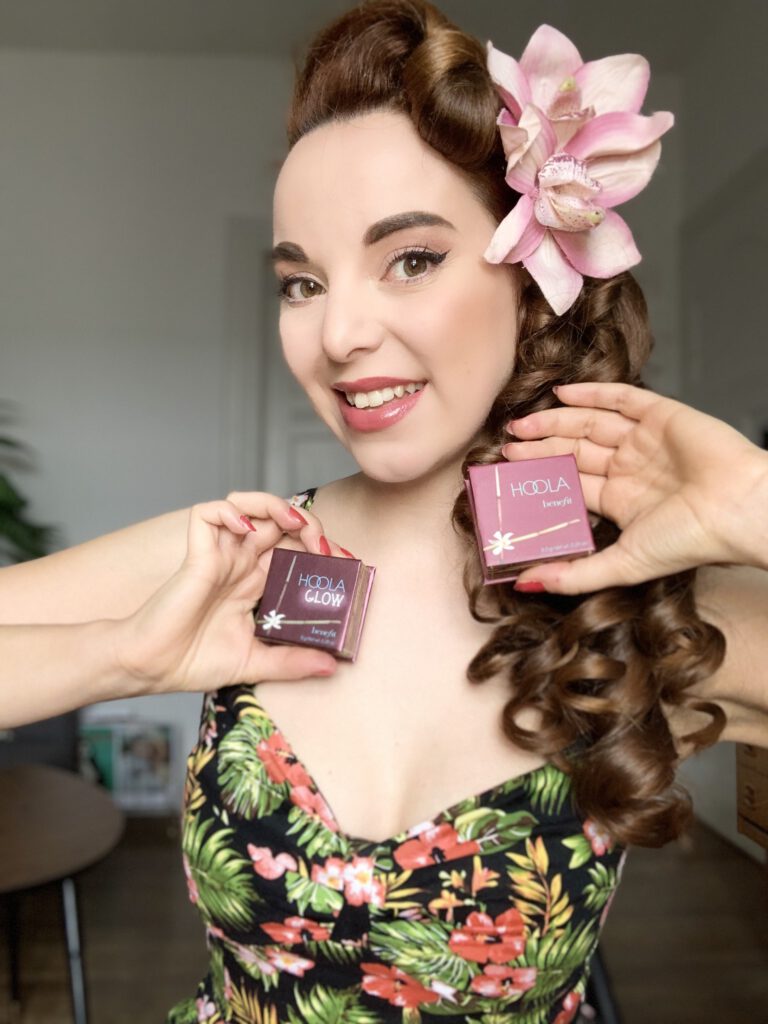 Frau im Vintage Look mit Benefit Hoola