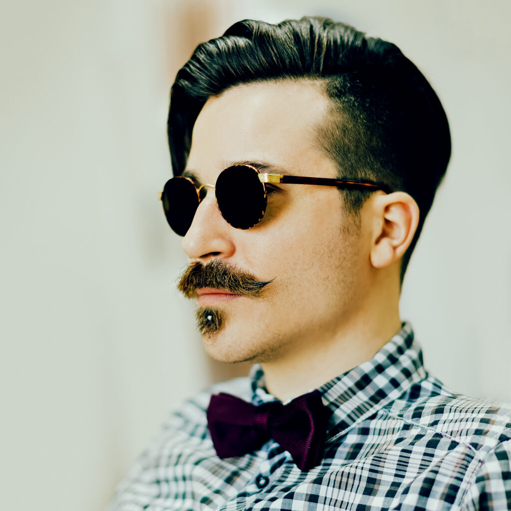 Mann mit Sonnenbrille im Vintagestyle